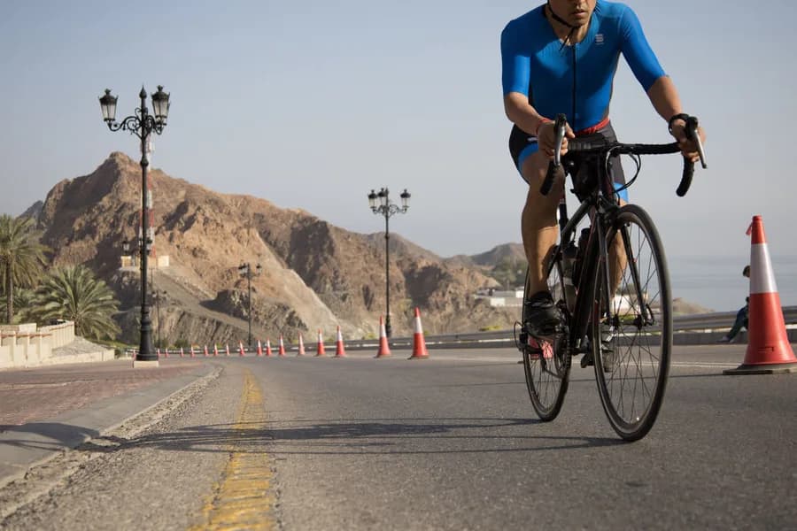 Ciclista su strada