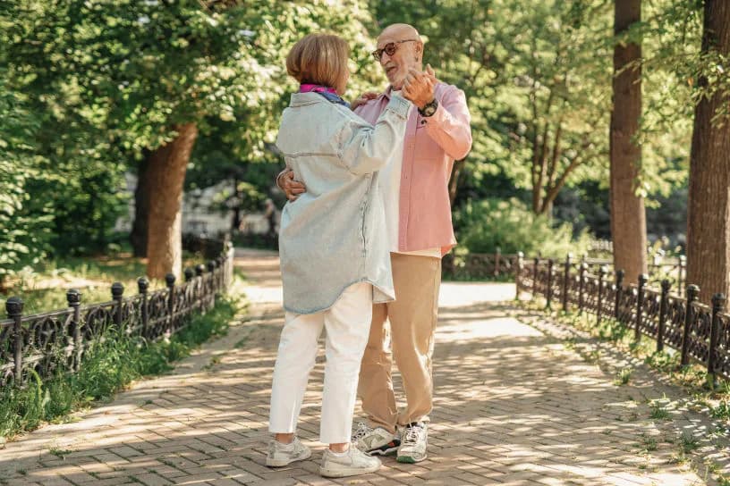 Coppia di anziani a passeggio